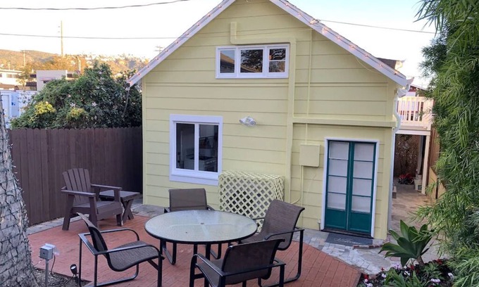 Laguna Beach Cottage | Yellow Beach House 500' to the Waves- Electric Car Charger!