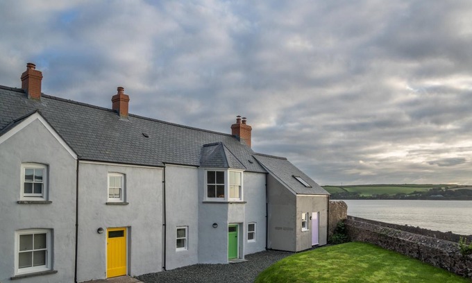 St Brides Cottage | Yellow Cottage - 2 Bedroom Cottage - Dale