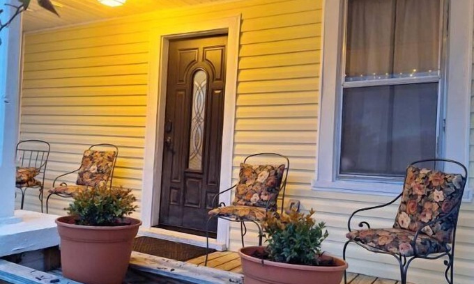 Knoxville House | Yellow Doll House near UT & downtown Knoxville.