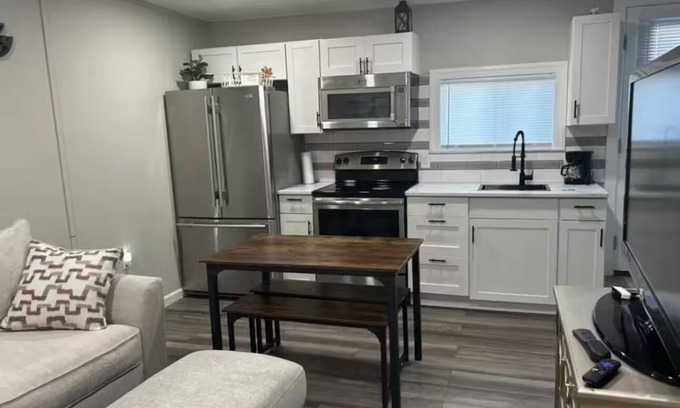 Goldsboro Apartment | Yellow door apartment