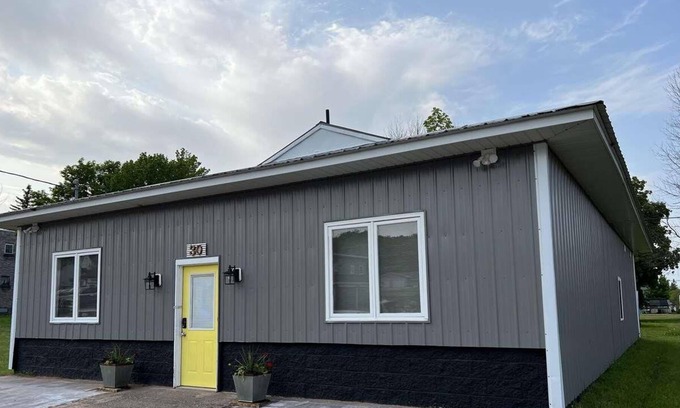 South Range House | "Yellow Door" Newly Remodeled. Trailer parking available. Trail #3.