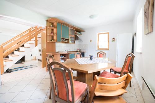 Trenta House | Yellow house