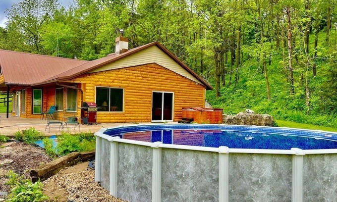 Linton Cabin | Yellow River Lodge w/ outdoor Hot Tub Jacuzzi & Pool