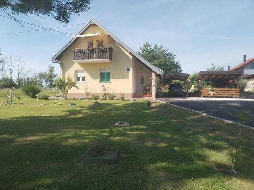 Irinovac Apartment | Yellow Rose