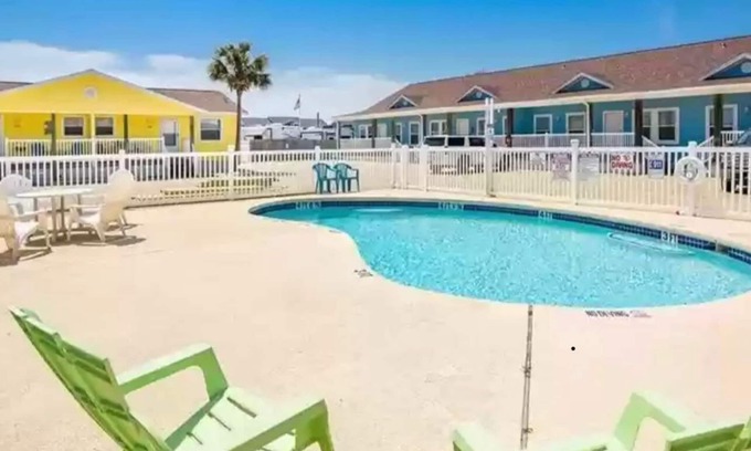 Sand Point Condo | Yellow Sunshine condo close to the beach