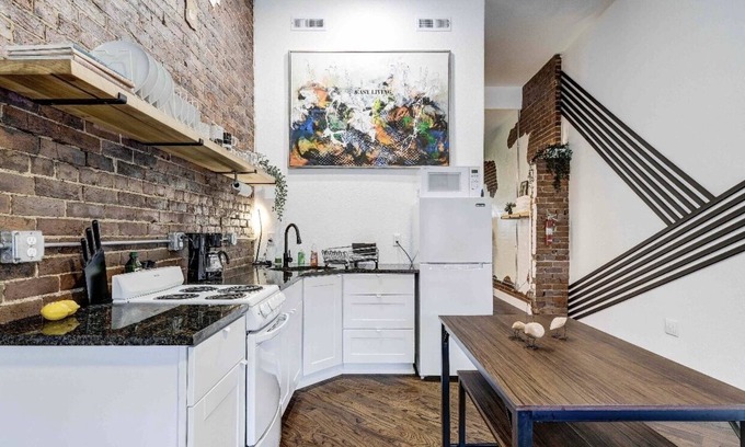 Baxter Springs Apartment | YellowDoor Downtown