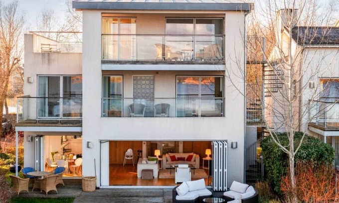 Cirencester Villa | Yellowhammer · Yellowhammer - CW8 - Lakeside Spa Property