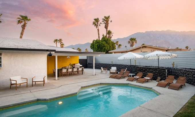 Desert Park Estates House | Yellowjacket by AvantStay | Entertainer’s Yard | 10min to Downtown