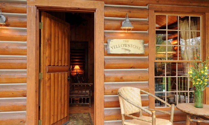 Ennis Cabin | Yellowstone – Cozy Log Cabin in Madison River Valley with Shared Outdoor Pool