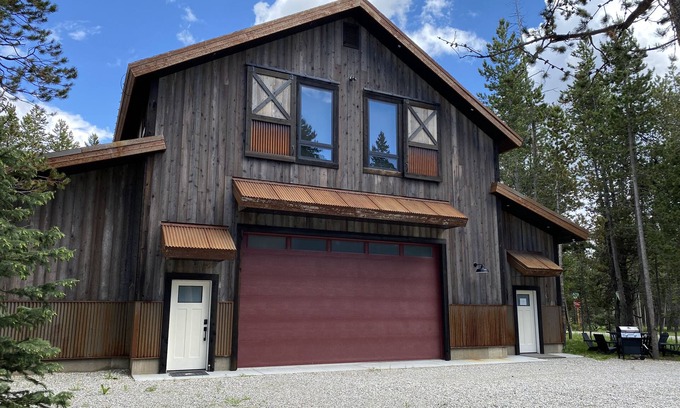 Island Park Cabin | Yellowstone Dreams* 4Br, 2.5Ba, Sleeps 10, Wifi, Bbq Grill, 25 Miles to Yellowstone