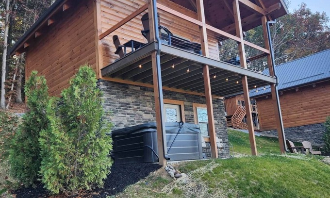 Scio Villa | Yellowstone/Hot Tub-Pet friendly-Lakeview -8 Person Lodge