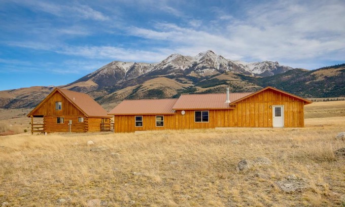 Pray House | Yellowstone Lodge with Game Room and Panoramic Views