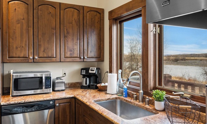 Livingston House | Yellowstone Manor:Livingston