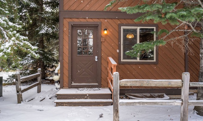 West Yellowstone House | Yellowstone Park entrance 1 Mile away- Homestead 1