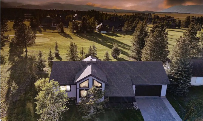 Island Park Cabin | Yellowstone Sunset Lodge+Hotub+AC+WiFI+20 mins to Yellowstone's West Gate