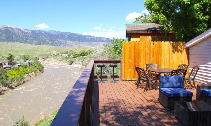 Gardiner House | Yellowstone Treasure Guesthouses on the River