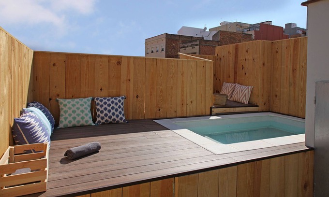 Collblanc y La Torrassa House | Yelow House. House with terrace and private pool. Barcelona. Close to FCB and Fira BCN
