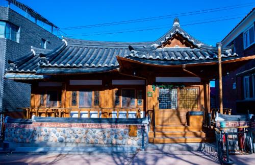 Paldal-gu House | Yeoyeoje - Hanok Accommodation with the atmosphere of Hwaseong Fortress Road in Suwon, a UNESCO World Heritage