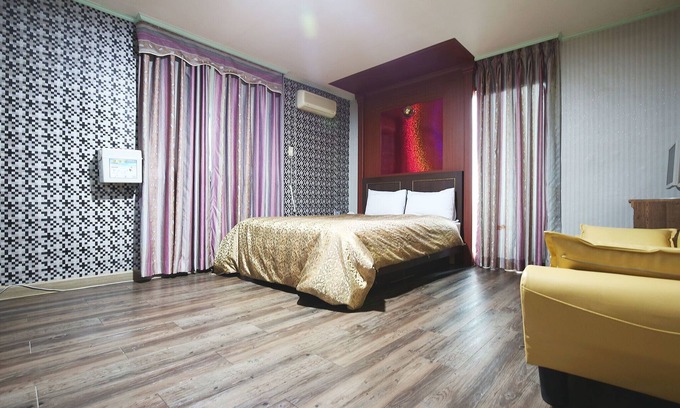 Ujong Hotel | Yesan Lanos