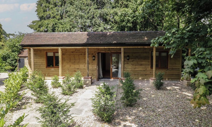 Dartford Cottage | YEW TREE COTTAGE, family friendly, with pool in Dartford