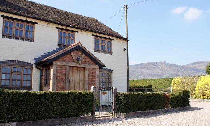 Little Malvern Cottage | YEW TREE COTTAGE, pet friendly, character holiday cottage in Malvern
