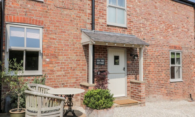South Ferriby Cottage | YEW TREE COTTAGE, romantic, with open fire in South Cave