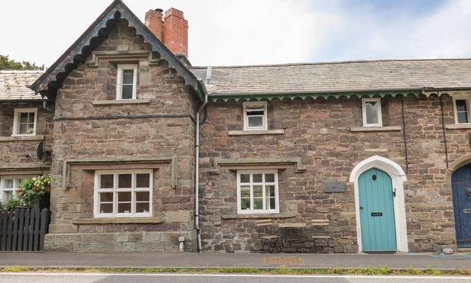 Defynnog Cottage | YEWTREE COTTAGE, pet friendly in Sennybridge