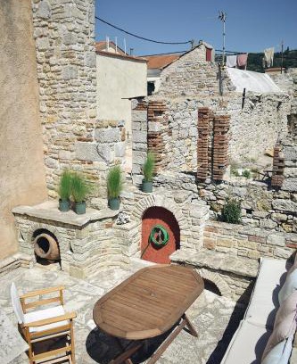 Kalamoti House | Yi artistry 1-bedroom medieval holiday house