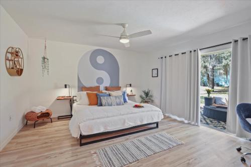 Gainesville House | Ying Yang Suite King Bed Zen Condo