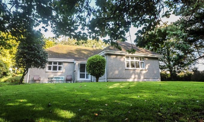Rosudgeon House | YNGYWIDDEN, pet friendly, character holiday cottage in Rosudgeon