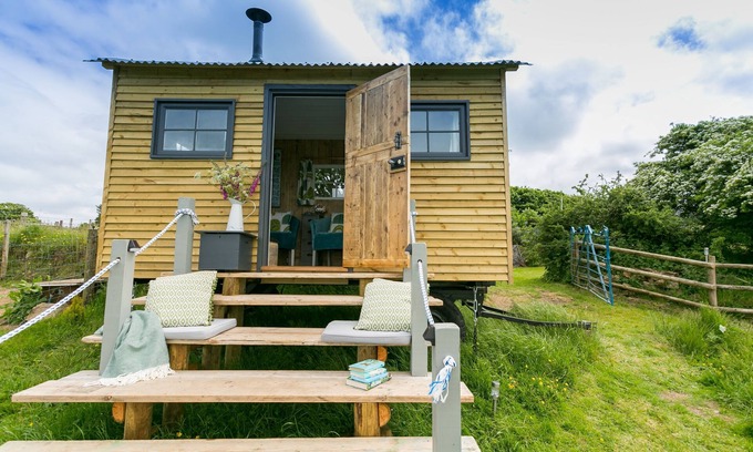 Llanerchymedd Cottage | Ynys Hideout - a dog that sleeps 2 guests in 1 bedroom