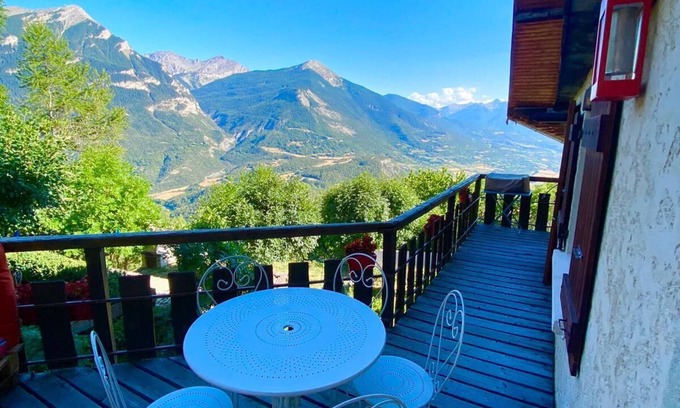 Chateauroux-les-Alpes Apartment | Yoga, hiking, climbing, mountain biking from the Balcons de la Durance. Triathlon 10 km