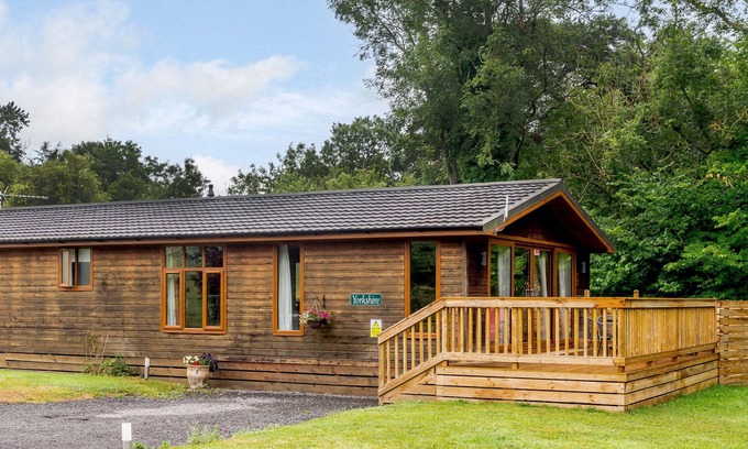 Kiplin Cottage | YORKSHIRE LODGE, pet friendly, with hot tub in Kiplin