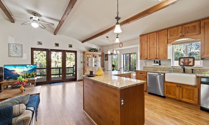 Groveland Cabin | Yosemite Family Retreat: Dogs OK! Games, Lake, Deers, Golf, Family Reunion!
