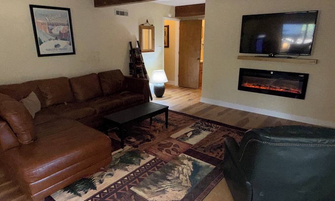 Groveland House | Yosemite Haven Charming 3-bedroom house with WiFi and AC in Groveland. Ev charge