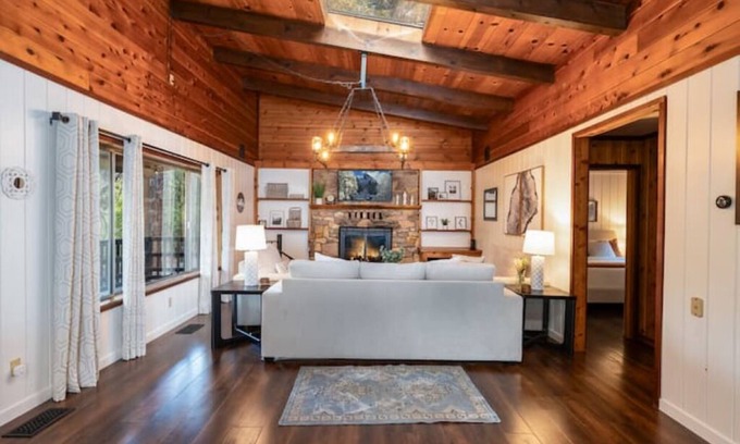 Oakhurst House | Yosemite Pines in Oakhurst with Hot Tub/Fireplace/Firepit/Pet Friendly