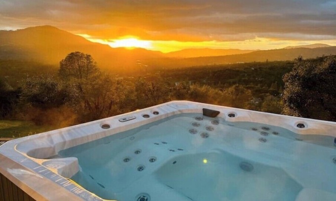 Oakhurst House | Yosemite Relax Under the Stars, Best view in town, Firepit, Hot Tub & Game Room