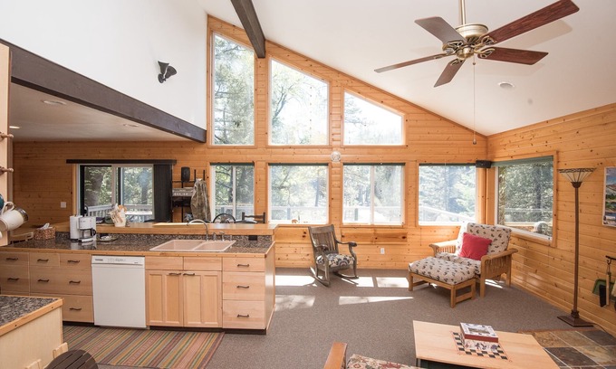 North Wawona Cabin | Yosemite Riverside Retreat - Gorgeous Views! Wood burning Stove!