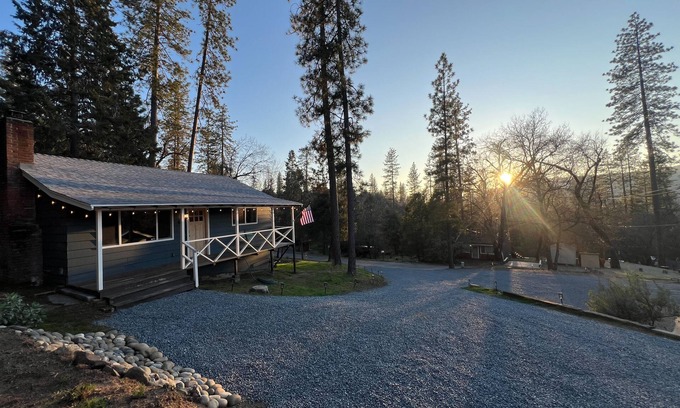Oakhurst House | Yosemite Sky Getaway - Newly Remodeled, 2 King Beds, EV Charger, RV/Boat Parking