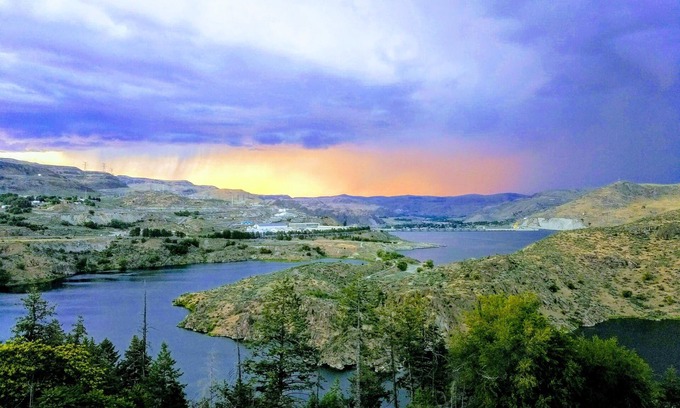 Grand Coulee House | You can see the fireworks from the comfort of the Dam house deck.