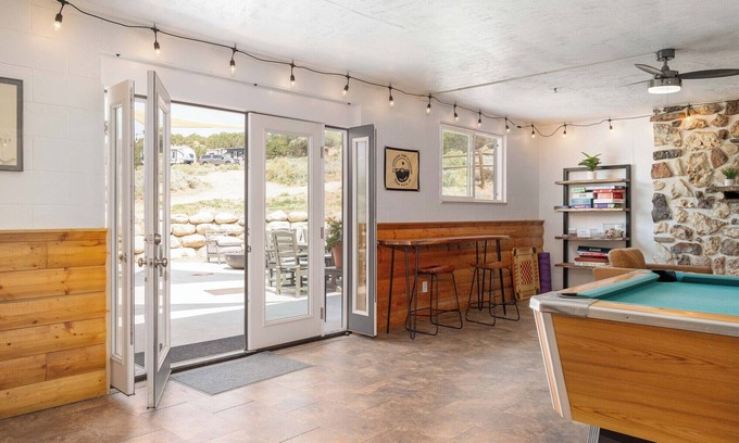 Buena Vista Cabin | You don’t have to be a nature aficionado to enjoy glamping! Make memories in the great outdoors. Sleeps 2 in queen bed. Site includes a picnic table and outdoor fire pit.
