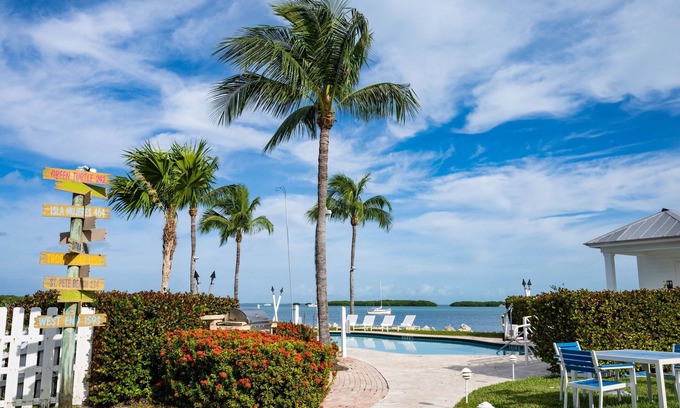 Islamorada House | You Don’t Want to Miss This! Beachfront, Onsite Pool, Near Coral Bay Marina