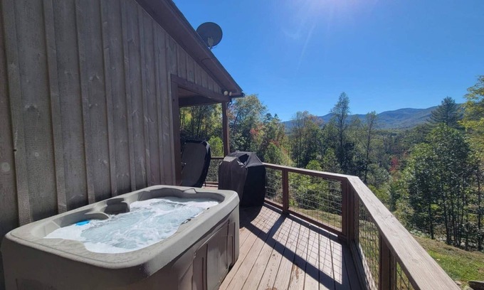 Whittier Cabin | You found it! WCU, Casino, Dog friendly, HOT TUB