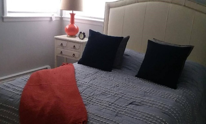 Berwyn Apartment | You'll love! Spacious, clean, remodeled, 2 bedroom, parking, coin W/D, linens