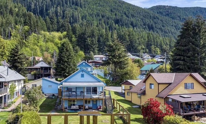 Youbou House | Youbou Lakefront Getaway: Relax And Unwind
