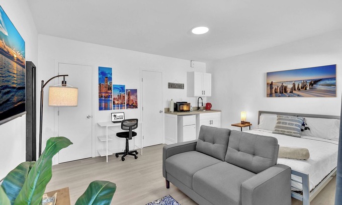 Downtown Hollywood Apartment | Young Circle & Hollywood Blvd ~ Posh Studio Suite