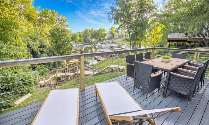 Williamstown House | Your adventure at the Lake. 9 Mi from the Ark Encounter, breathtaking view.