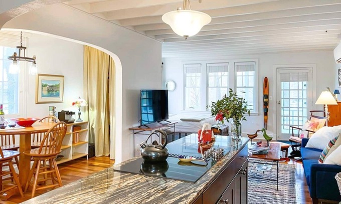West Annapolis Cottage | Your Annapolis Waterfront retreat - a short walk to Navy Football Home Games
