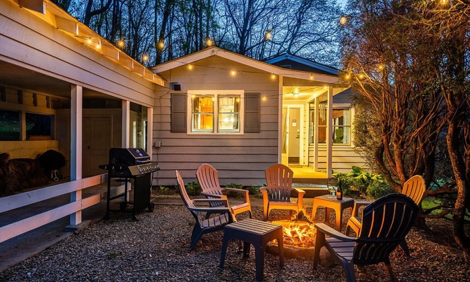 Highlands Hills Cabin | Your Blue Ridge Mountain Home~4 mins to Downtown~Firepit