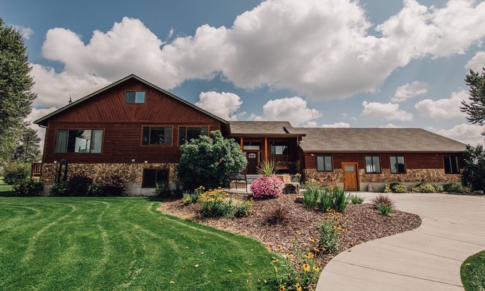 St. Anthony Cabin | Your country home away from home where kids entertain themselves.